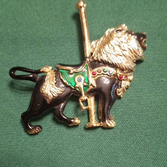 Elegant Gold and Black Lion Brooch with Green Details - Picture 2 of 5